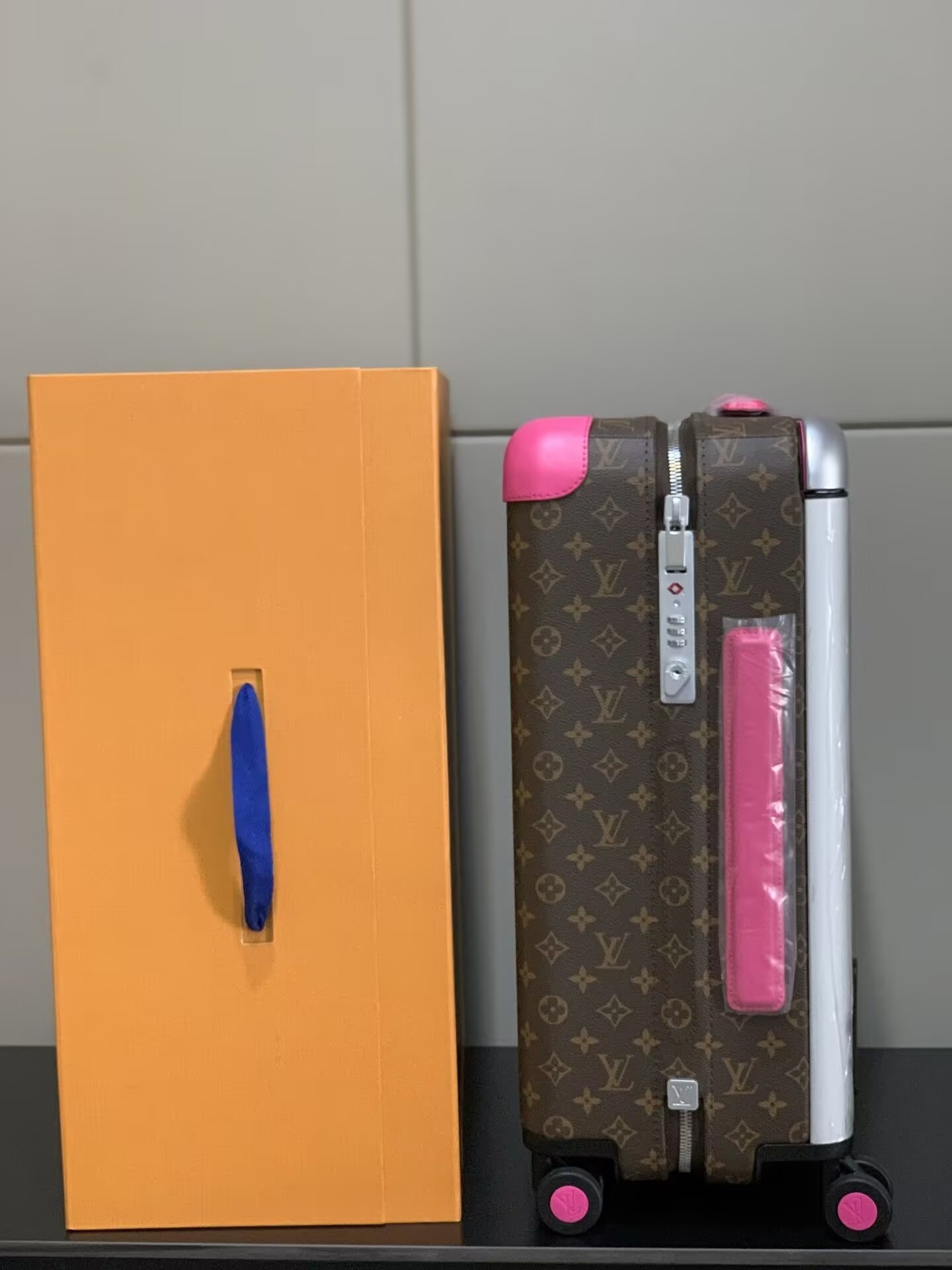 l0*is V*t0n lv horizon 55 colormania fuchsia m46780 15 x 21.7 x 8.3 inches