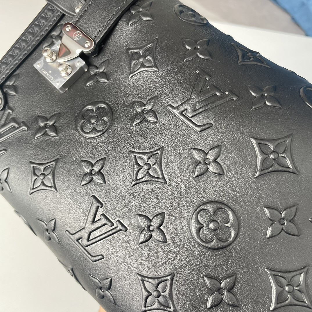 LV M21709 Nicolas Ghesquière Petite Malle 21×14 × 6 cm