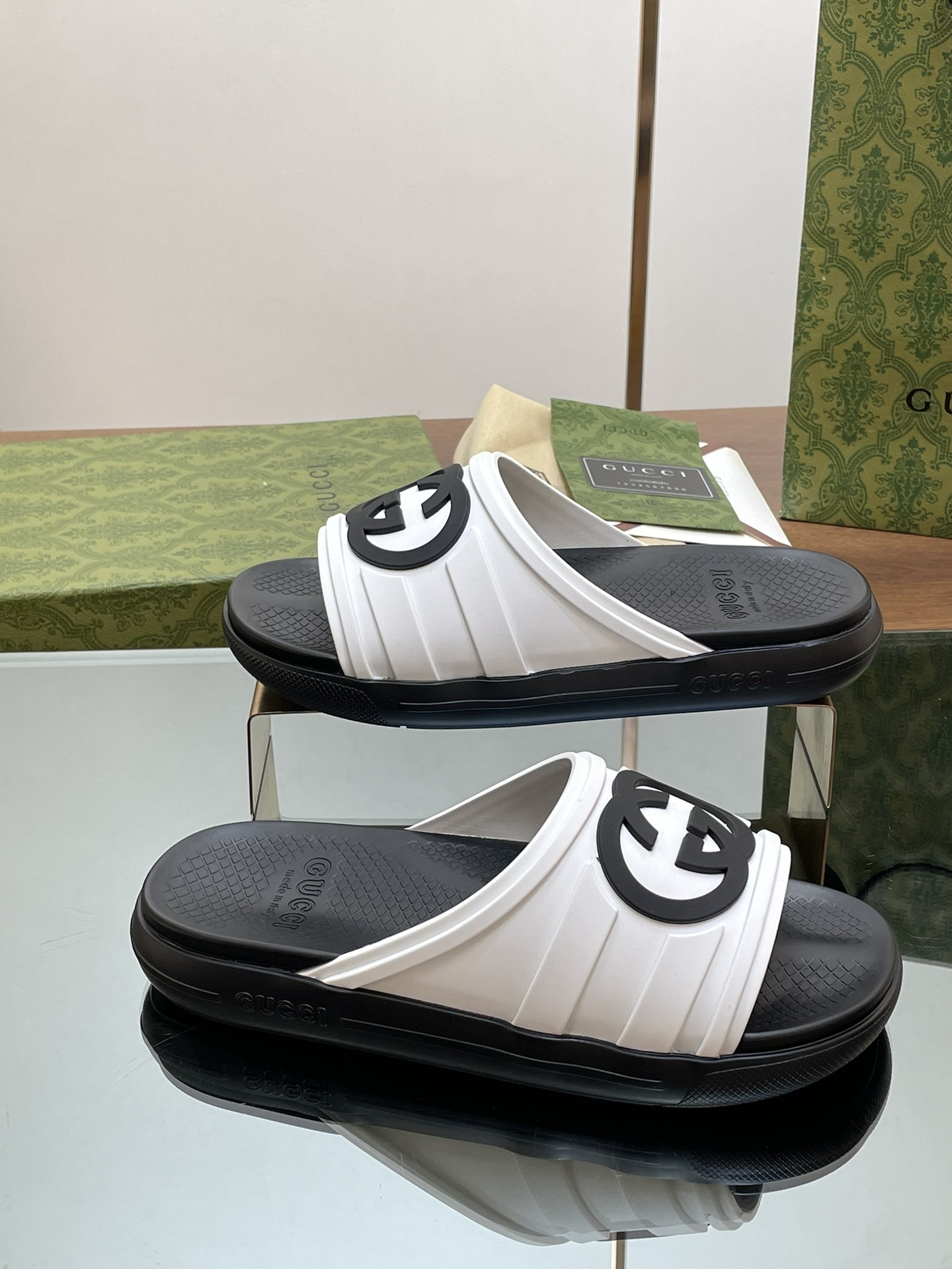ua G*u*i interlocking g slide sandal