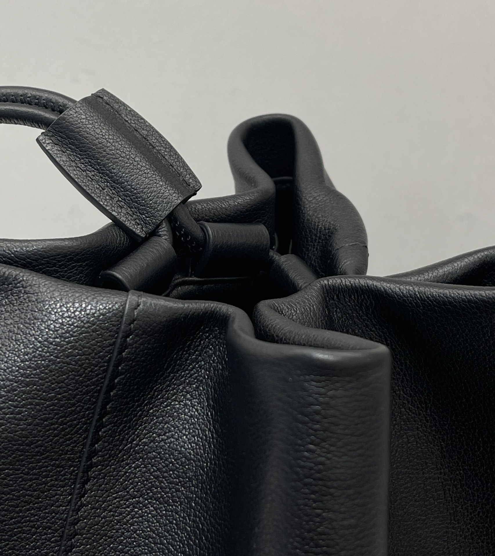 T*e R0w park tote bag in leather 25x31x16cm