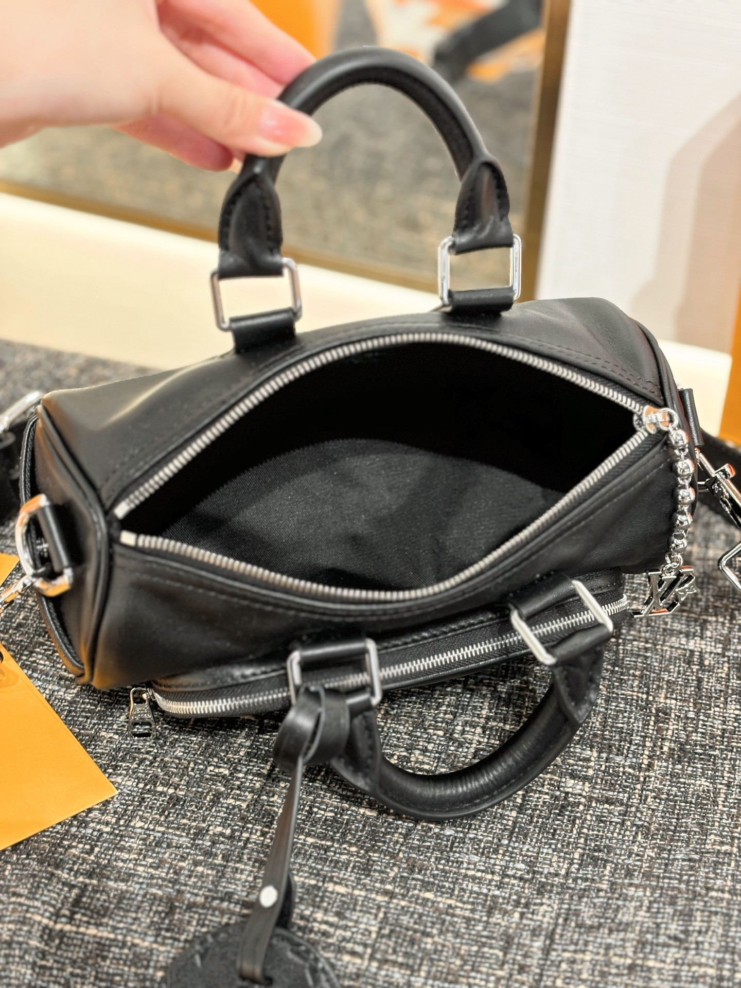 LV KEEPALL CARGO BANDOULIÈRE 25 M13988 25x15x11cm