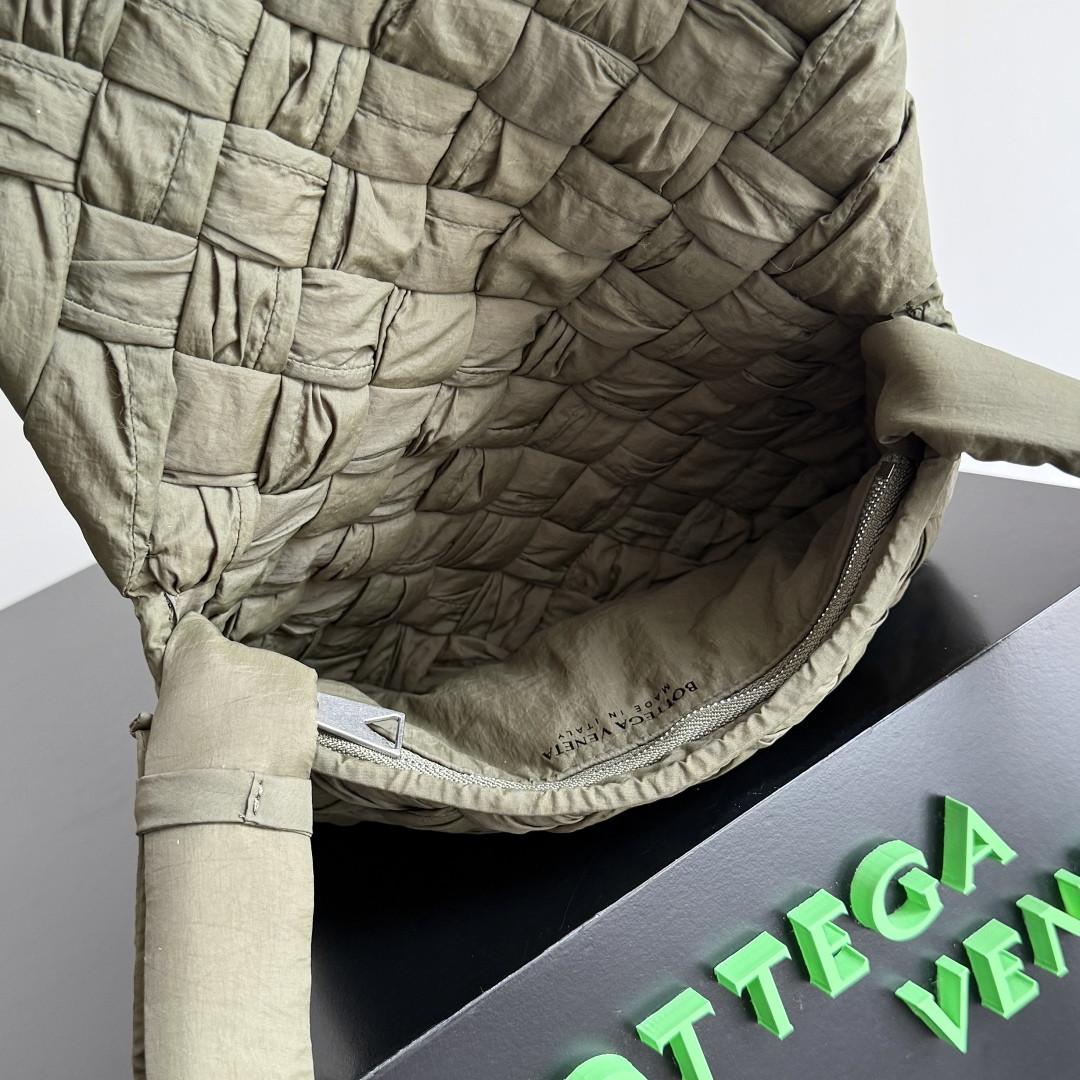 bo*te*ga Ve*ne*ta small rumple messenger 21x14x5cm