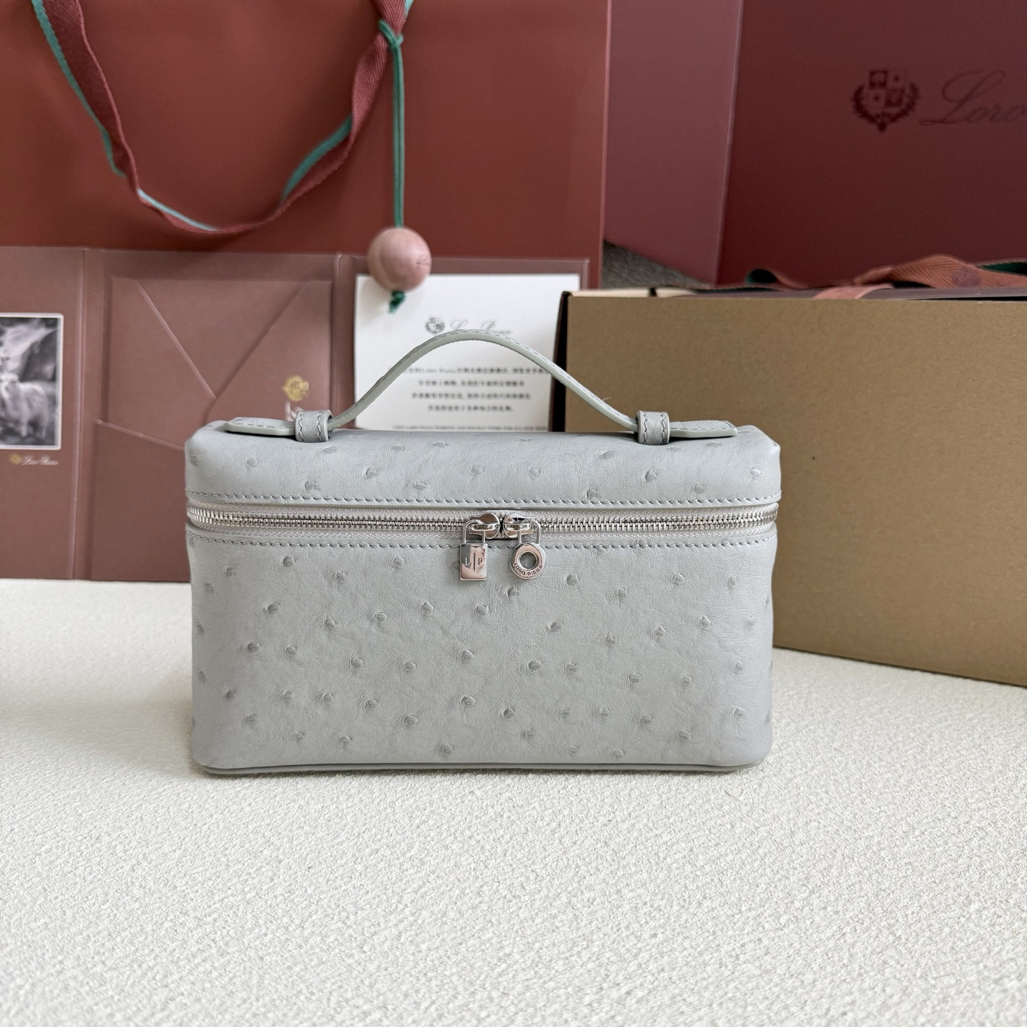 L**o p*ana extra pocket l19 ostrich-grained leather 11 x 19 x 6.5 cm